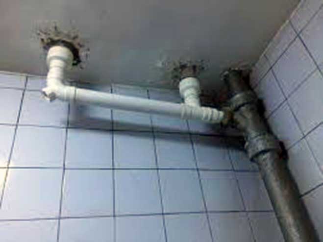 卫生间楼下管口周围漏水